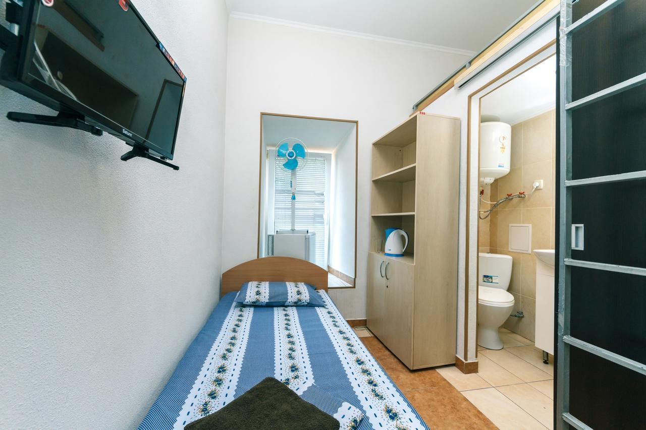 קייב Small Room Near Independence Square מראה חיצוני תמונה